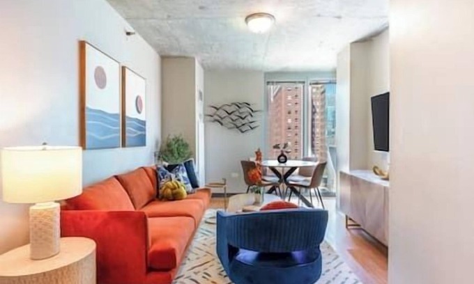 The Loop Condo | Downtown 2bd #6 +Gym near Park, Lake, Museums