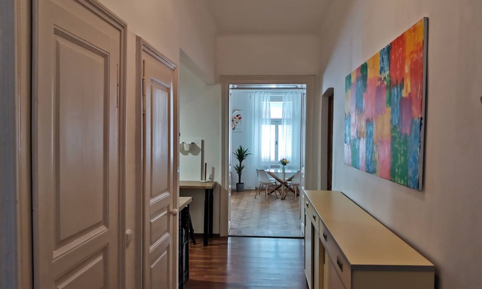 Old Town Apartment | Downtown 3 BDR Charm - walk to all attractions