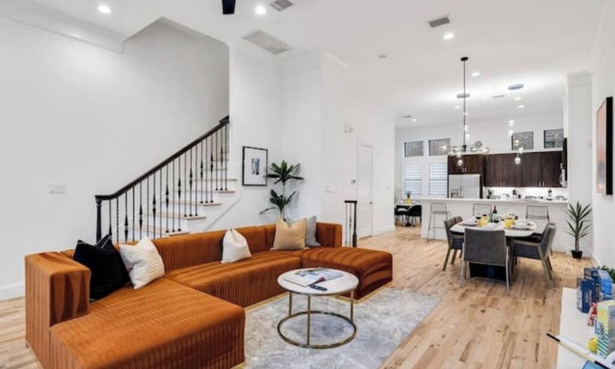 Downtown Dallas House | Downtown~3 Bedroom Ensuite~Walkscore 88~Convention