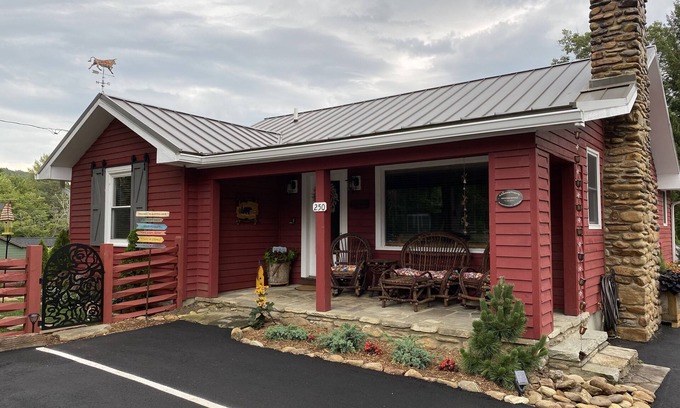 Blowing Rock House | Downtown 3 BR Fenced yard-Pets OK