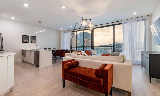 Central Business District Apartment | Downtown 3BR/3BA w/Balcony Near French Quarter