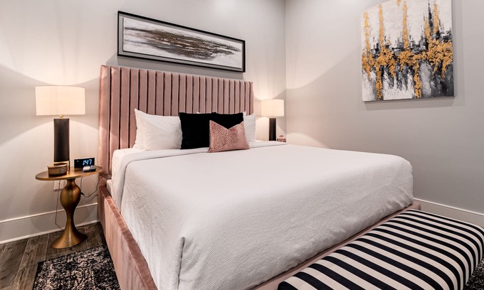 Arts/Warehouse District Apartment | Downtown 4BR | Private Outdoor Patio | King Beds | The St. Louis