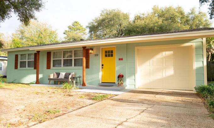 Fort Walton Beach House | Downtown and Beach Adjacent Home in Neighborly Part of Town