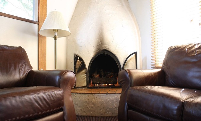 West End Condo | Downtown Aspen/ 5 blocks to center of town, 2 blocks to free skier shuttle.