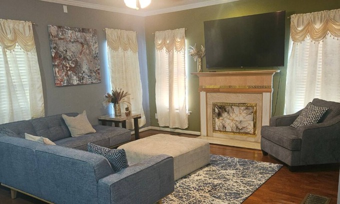 Atlanta House | Downtown Atl Furnished Room - Private Bath - Walk to The Benz, Aquarium & GWCC