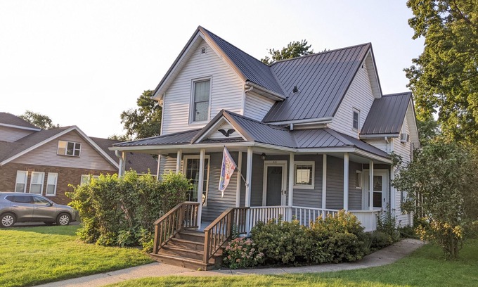 Baraboo House | Downtown Baraboo Blu-Mae Marie Folk House