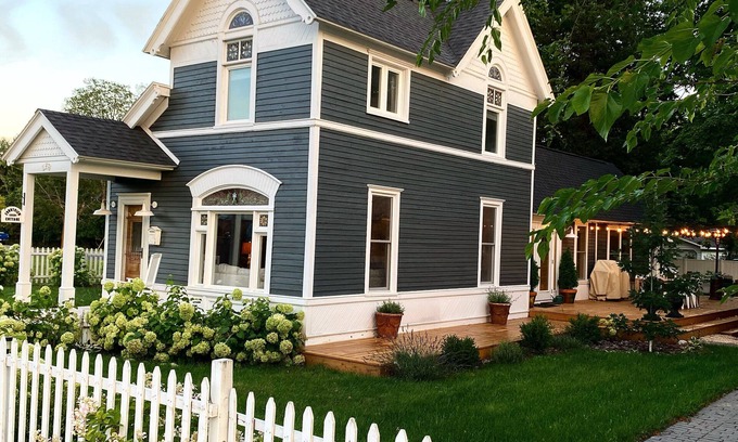 Bellaire House | DOWNTOWN BELLAIRE! Walk to Shorts! Only minutes to golf, lakes and ski slopes.