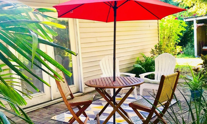 Alta Vista Apartment | Downtown Boho Garden Suite, 10 minutes to Lido beach