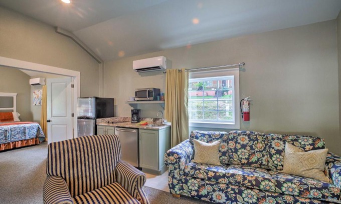 Downtown Branson House | Downtown Branson Cottage with Pool Access!