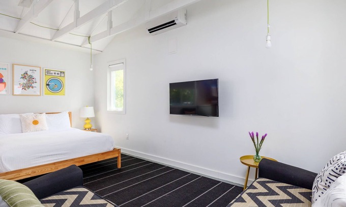 Hyde Park Apartment | Downtown, Bright | Pastel Casita