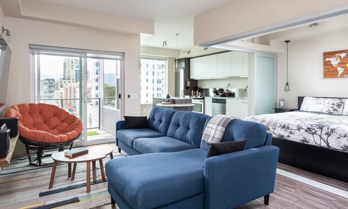 Kelowna Central Business District Condo | 🏝Downtown By The Lake 🏝