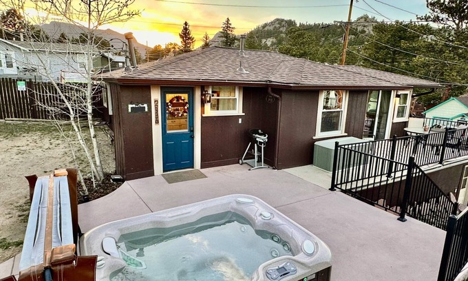 Estes Park Cabin | ♥ Downtown Cabin Oasis, hot tub, fireplace, AC, WD, walk to town, 5 mins to RMNP