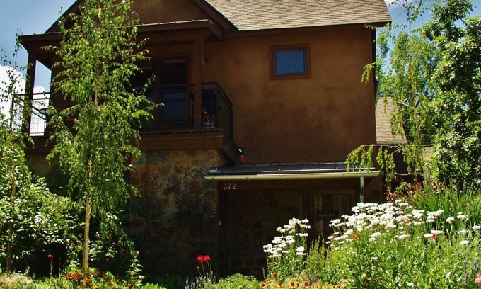 Carbondale Apartment | Downtown Carbondale - Walk in and Feel at Home