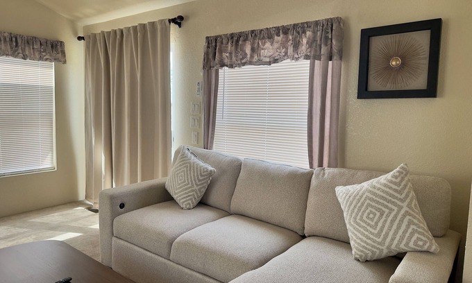 Hanford House | Downtown Comfy Mobile Home Stay