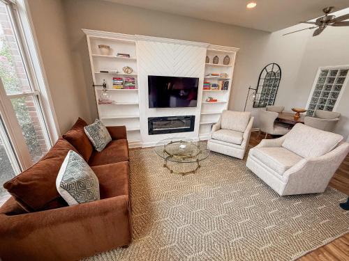 Downtown House | Downtown Condo - 2BR 2BA Walk to Everything