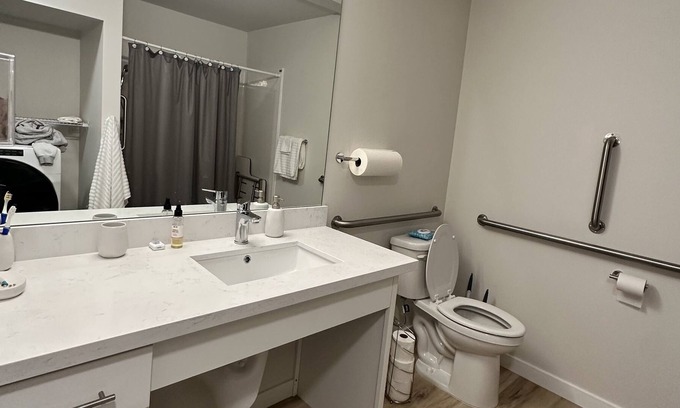 Hilltop Apartment | Downtown condo
