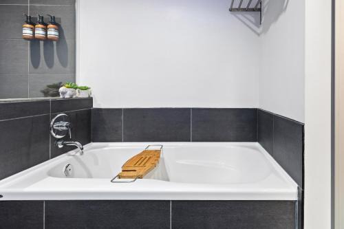 Gastown Apartment | Downtown Condo with Balcony and Free Parking near Gastown for 5