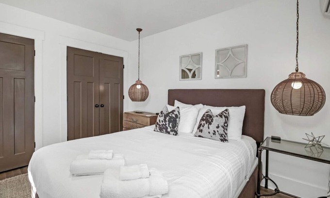 Columbia House | Downtown Cottage with Zen Garden
