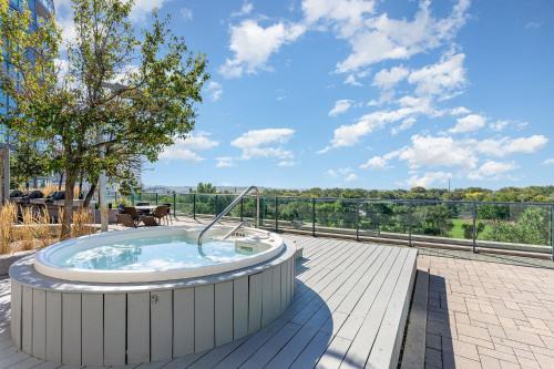 CityPlace Apartment | Downtown Cozy 1BR Condo- Steps from Lake & King street