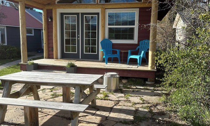 Victor Cabin | Downtown Cozy Red Cabin