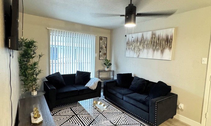 Park Central Apartment | Downtown Dallas LUXE Urban Haven 1BD Retreat