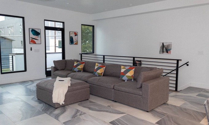 Cedars House | Downtown Dallas - Modern Townhome