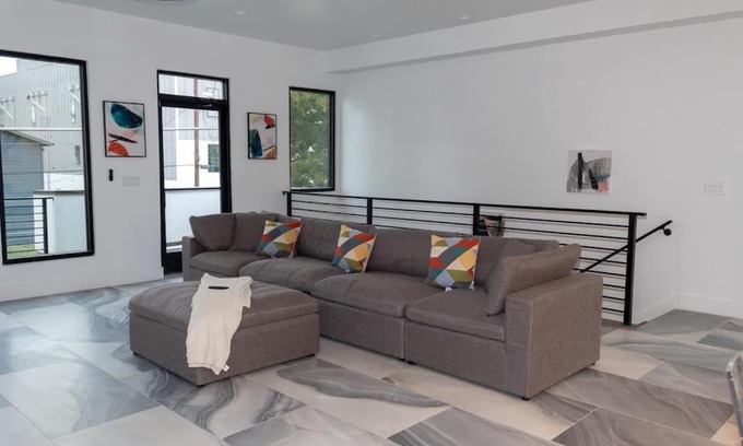 Cedars Apartment | Downtown Dallas Modern Townhome