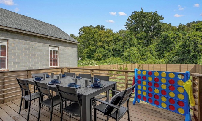 Downtown House | Downtown Dapper-14Guests-Soaker-Loungers-GasLogs