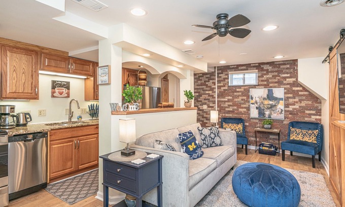 Water Hill Apartment | Downtown Delight! Cozy, 1 Bedroom garden apartment