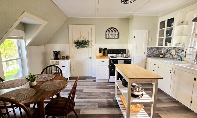 Waterville Apartment | Downtown Den | Sleeps 3 | Washer/Dryer