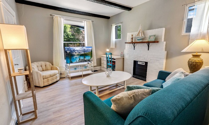Uptown House | Downtown Denver ❂Capitol Hill Beachy Getaway ❂94 Walk Score ❂King Bed
