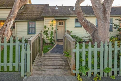 Arcata Apartment | Downtown Digs-Sauna, Hot Tub, Bikes - Fun Times!