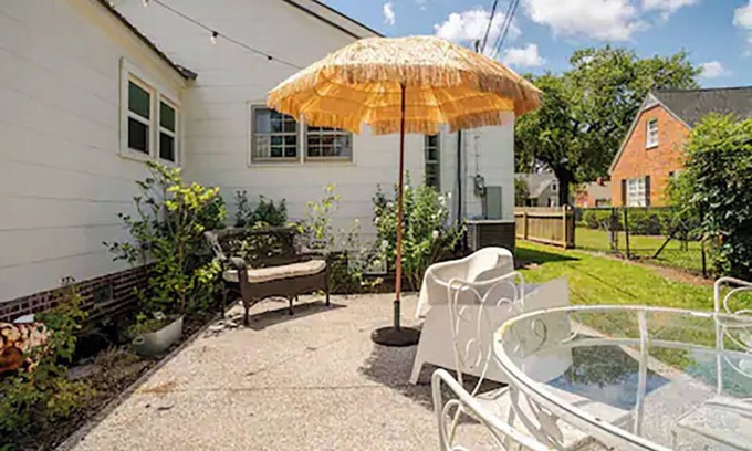 Georgetown House | Downtown Escape! Artist's 1930's Cottage