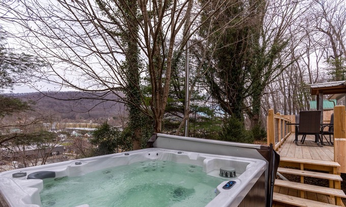West Jefferson House | Downtown Escape - Pet Friendly, 2 bedroom home in West Jefferson, with hot tub.