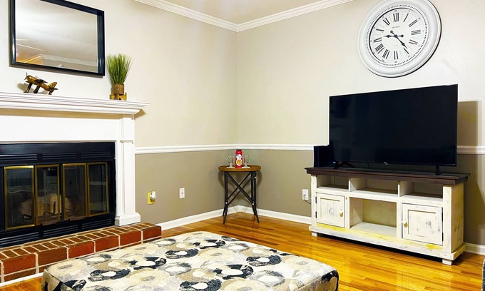 Columbia House | Downtown Family Home - Minutes to WB Stadium, Vista, 5 Points