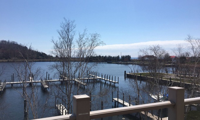 Frankfort Condo | Downtown Frankfort-Open YR Round-3BR near Storm Cloud Brewery & Crystal Mountain