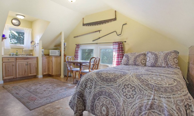 Friday Harbor Apartment | Downtown Friday Harbor! (Logger Suite)