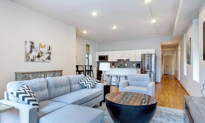Pulaski Park Hotel | Downtown Goose Island with access to patio - 1