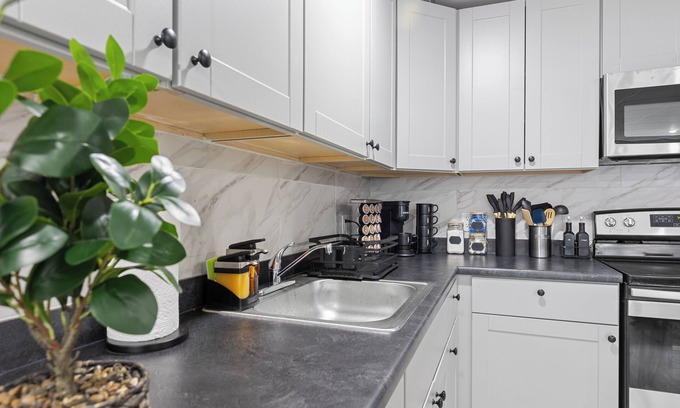Heartside Apartment | Downtown GR Apt/2BR/Free Parking