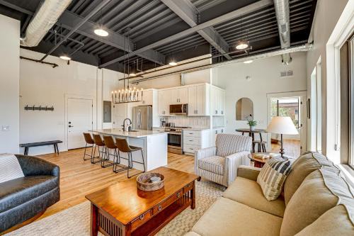 Grand Haven Apartment | Downtown Grand Haven Condo - Walk to Boardwalk!