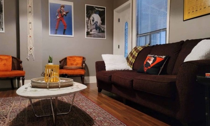 Beasley Apartment | Downtown Hamilton urban oasis. Close to all major bus routes, shops & eateries.