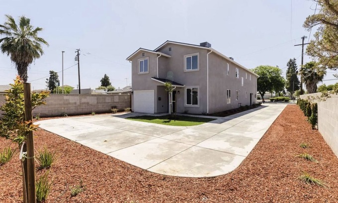 Hanford House | Downtown Hanford Getaway - New 4 bed, 3 Bedroom, 2.5 Bath