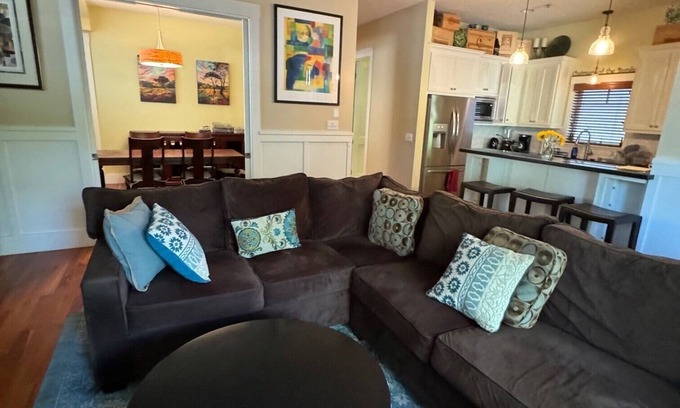 Healdsburg House | Downtown Healdsburg home very near the Plaza! 30 Day Minimum per law.