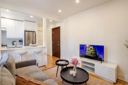 Quartier des Spectacles Apartment | Downtown Hideaway Peaceful and Trendy