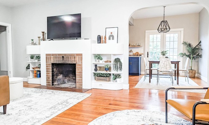 Albany House | Downtown Historic Bungalow- Pet friendly fully fenced backyard