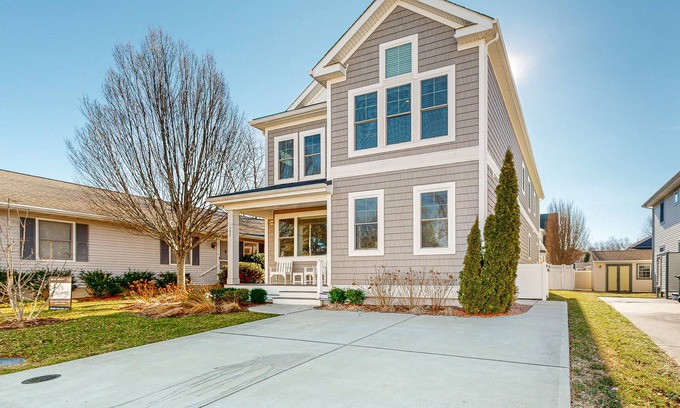 Country Club Estates House | Downtown home near the ocean with enclosed yard, WiFi, AC & beach gear - dogs OK