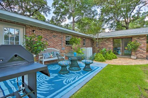 Beaufort House | Downtown Home with Yard and BBQ - 6 Mi to Downtown!
