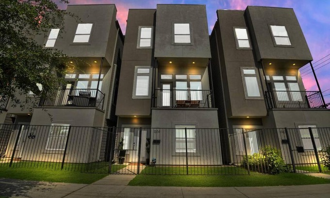 East Downtown Houston House | Downtown Houston - 6 Beds - Free Wi-Fi - Free Parking - Sleeps 15