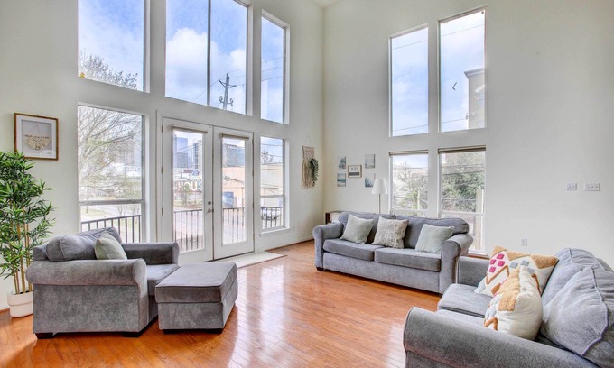 East Downtown Houston House | Downtown Houston Townhome w/City Views!