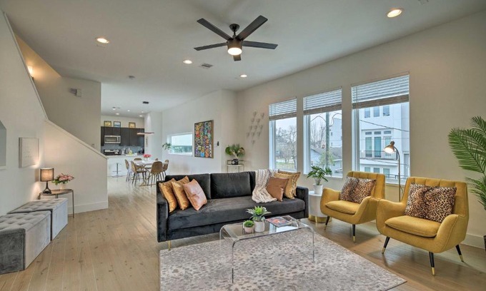 South Central Houston House | Downtown Houston Townhome with Balcony and Yard!